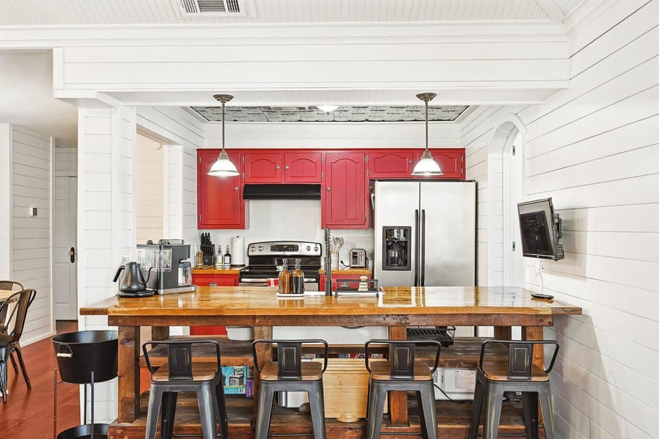 This fully equipped farmhouse kitchen has it all! From the all-important coffee maker to a front-row breakfast bar and even a TV, what more could you ask for in a kitchen?!