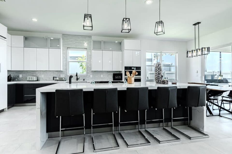 Sure to delight any home chef, this spectacular kitchen has all the bells and whistles to unlock your culinary creativity!