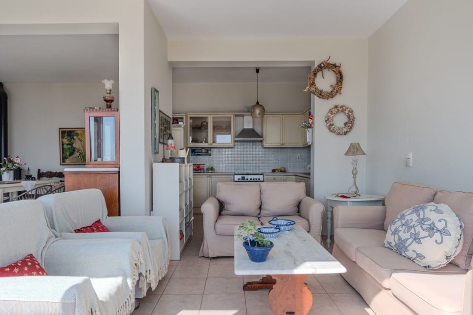 Gallery House,near beach,shared pool, South Crete, Living room
