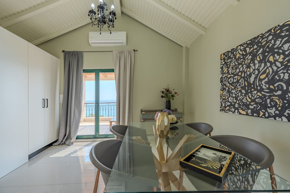 Gallery Apartment,near beach,shared pool, South Crete, dining room