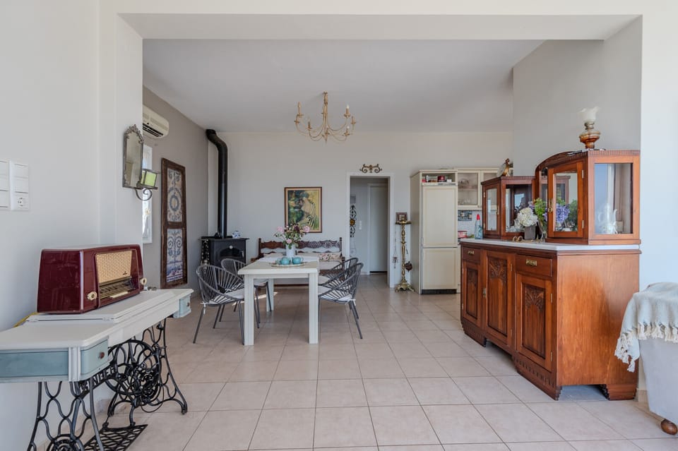 Gallery Home,near beach,private pool, South Crete, living room