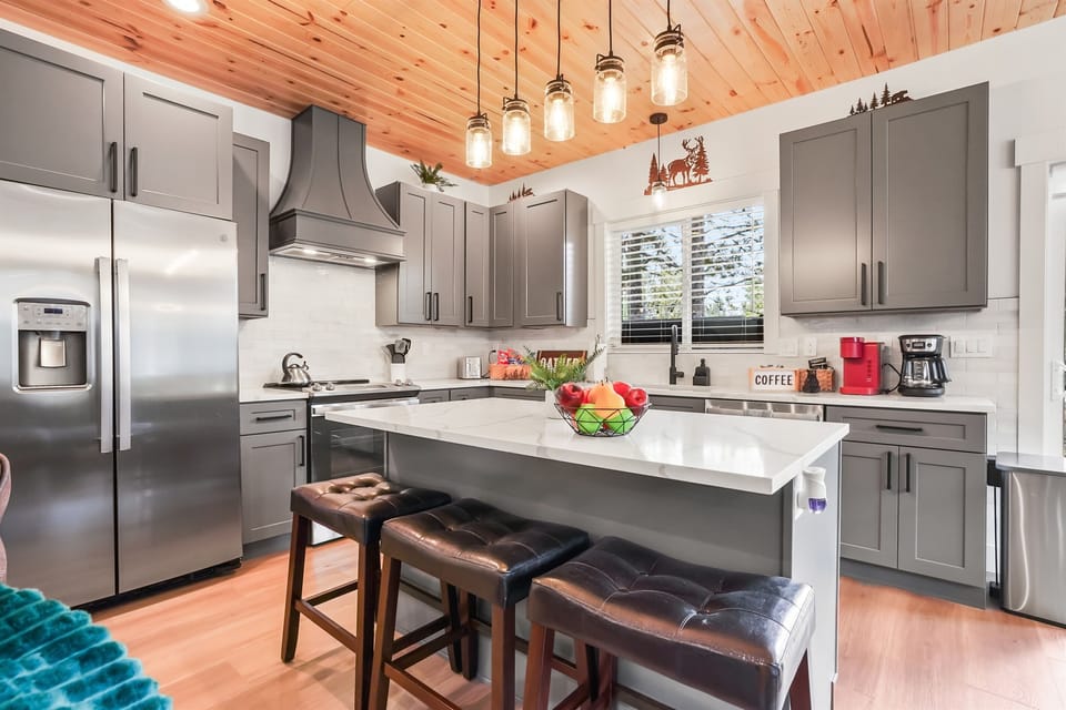 Fully stocked kitchen with all appliances