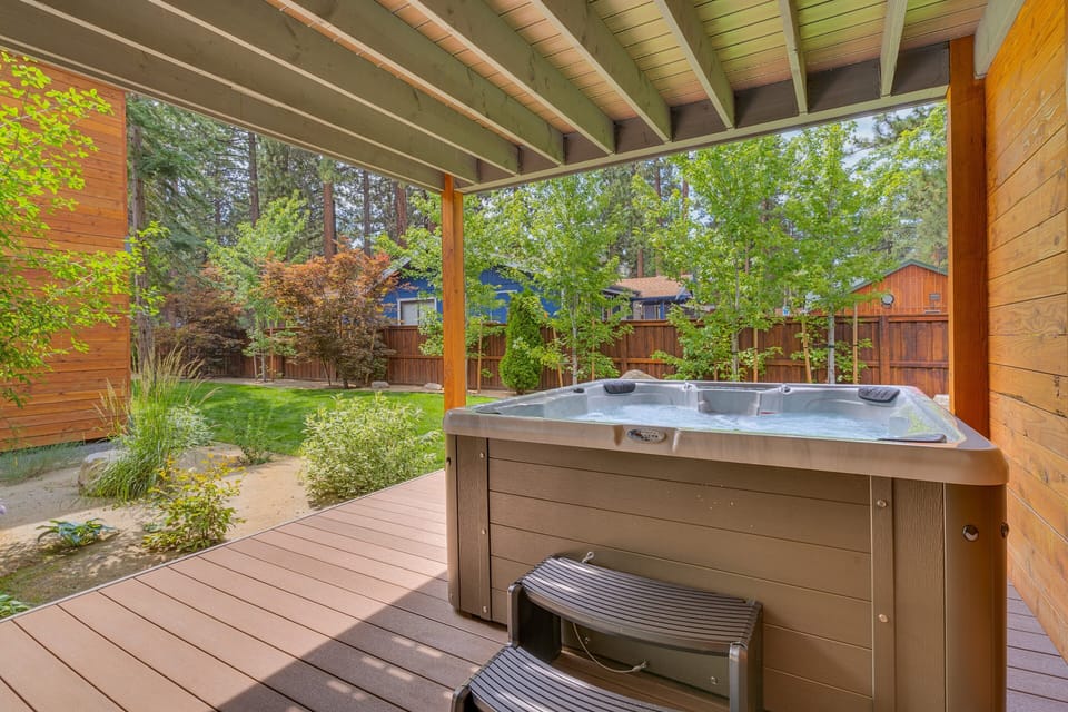 Covered Deck w/ Hot Tub