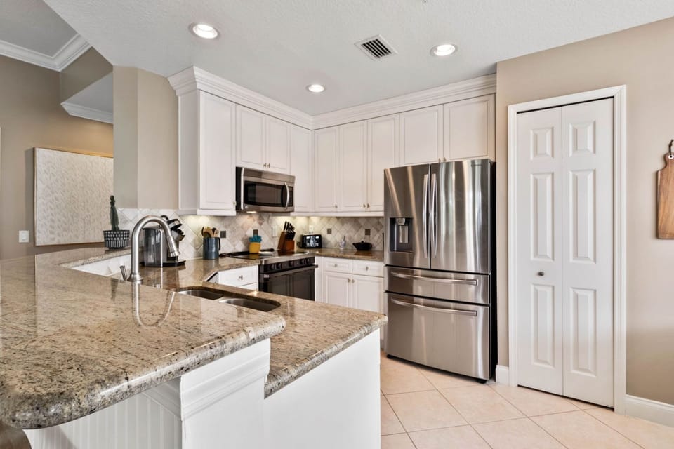 Fully equipped kitchen for meal prep prior to the parks or family meals.