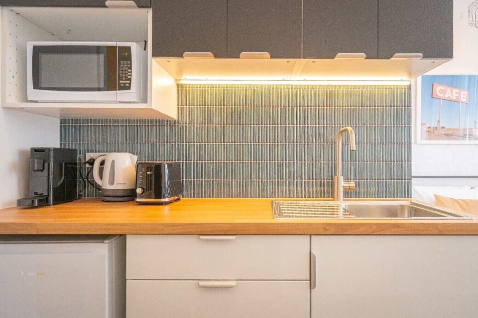 Simple kitchen – fridge, microwave, kettle included