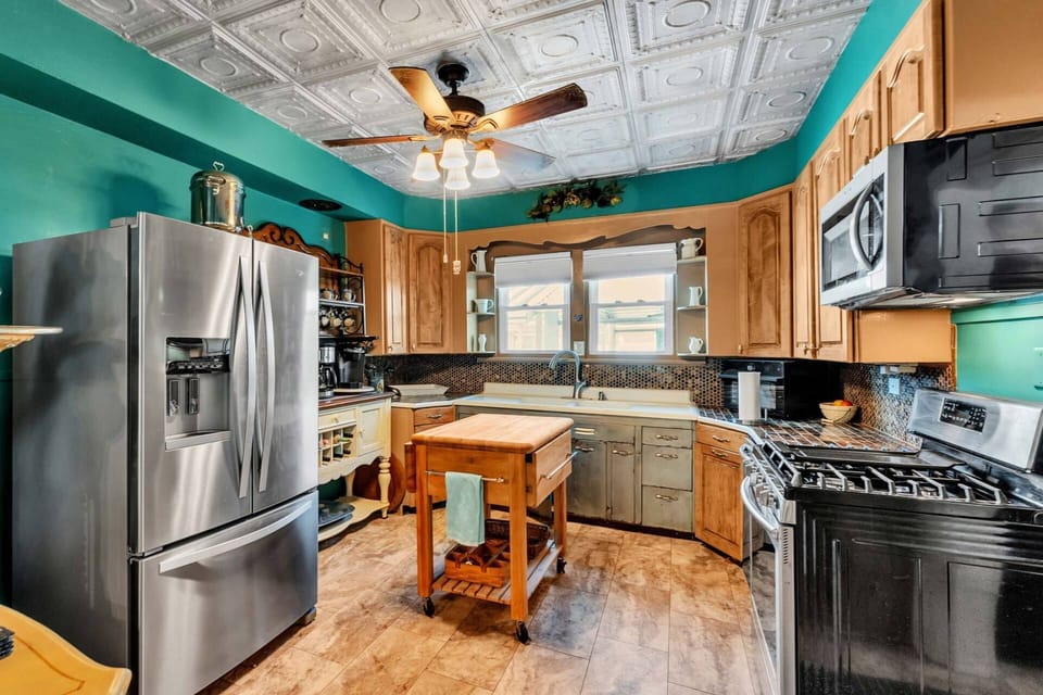 Cook with ease in the fully equipped kitchen, complete with modern appliances and everything you need!