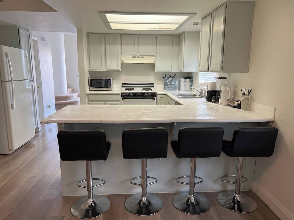 Full Kitchen and Breakfast Area 