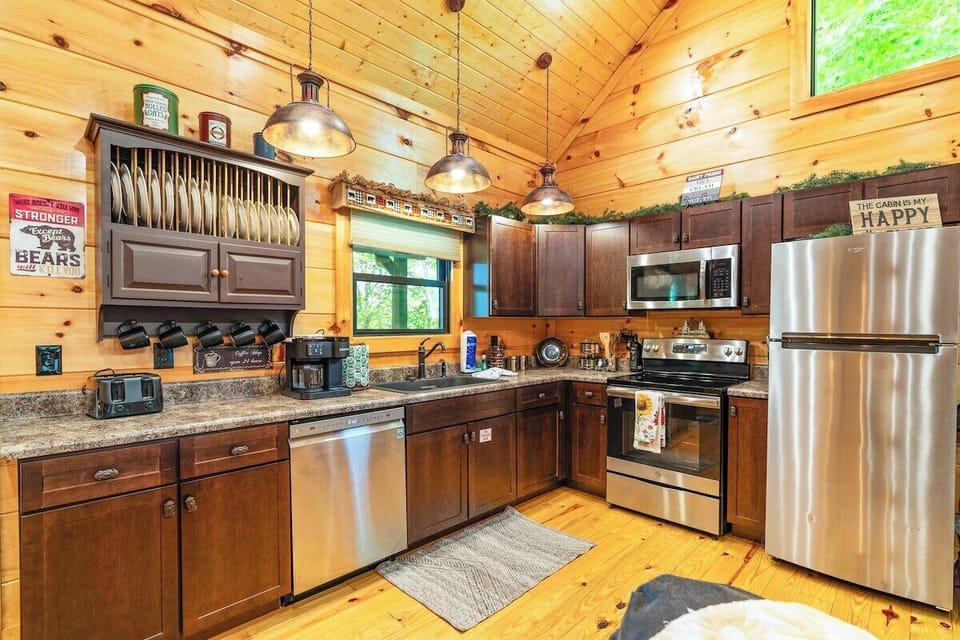 Kitchen Complete With Stainless Steel Appliances!