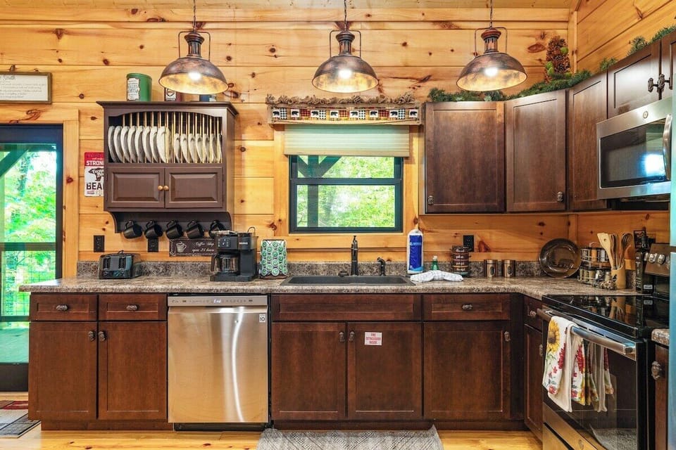 Kitchen Straight On View!