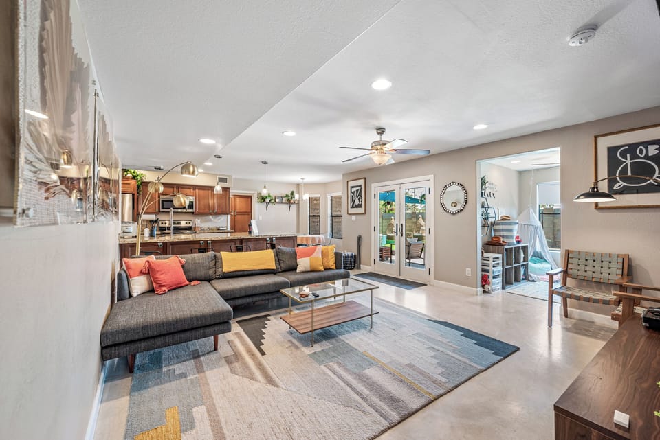 Spacious Living Room with Cozy Seating and Modern Decor – Perfect for Relaxing!