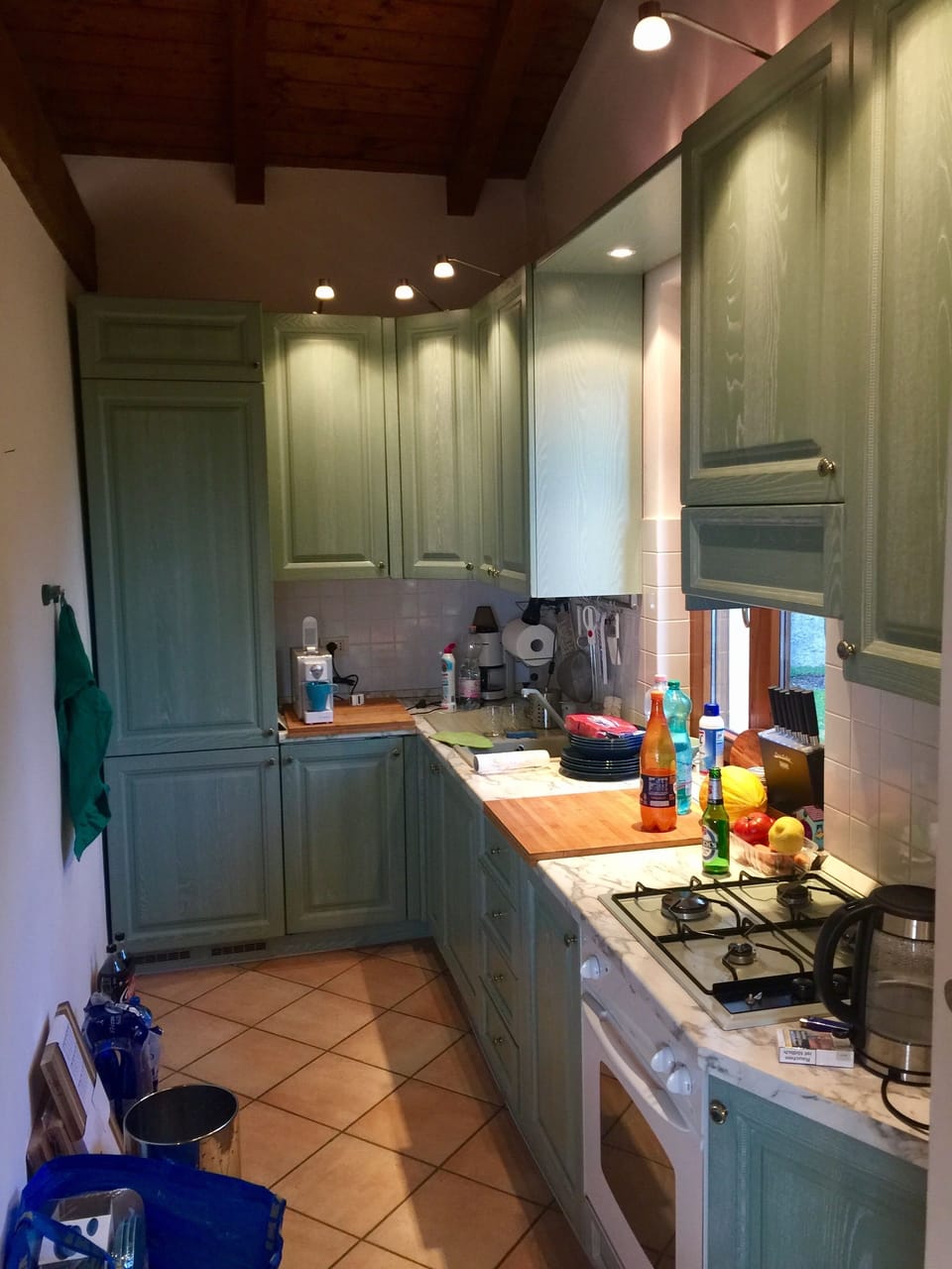 voll ausgestattete Küche mit Spülmaschine, Kühlschrank, Herd, Backofen