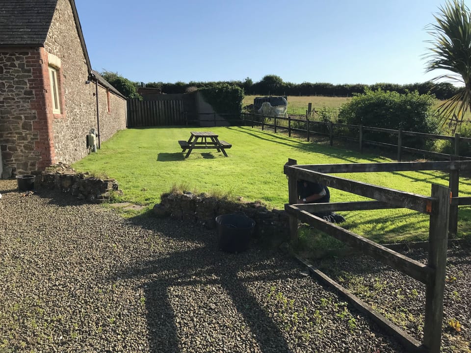 The unenclosed side garden