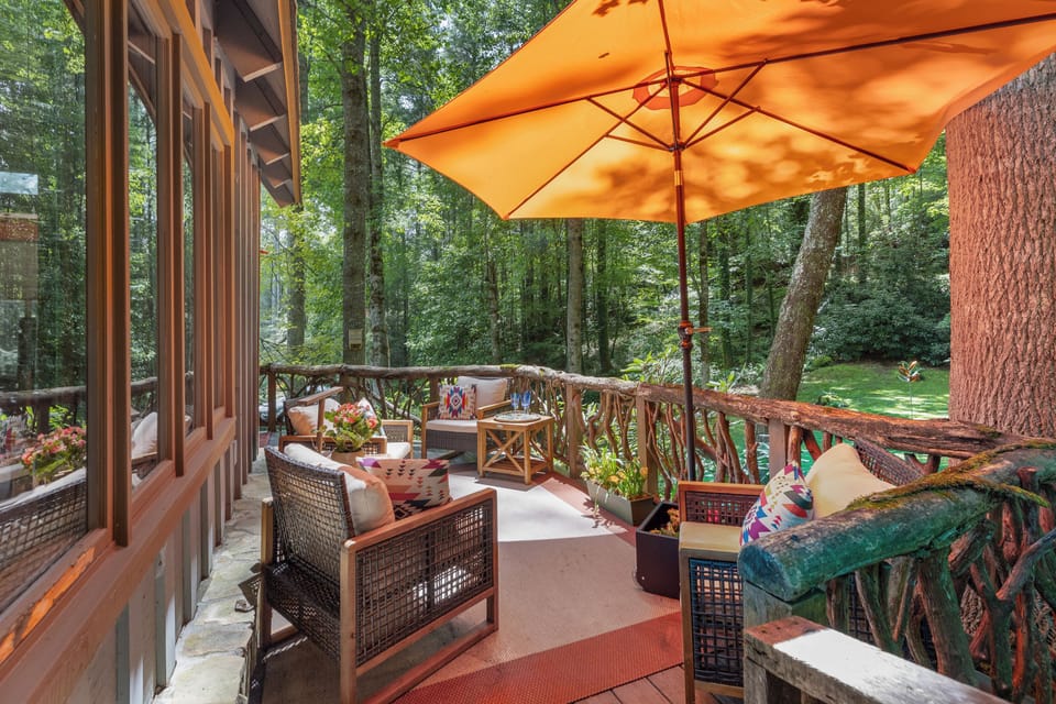 Wrap-around deck with two Hermes-Orange umbrellas! 