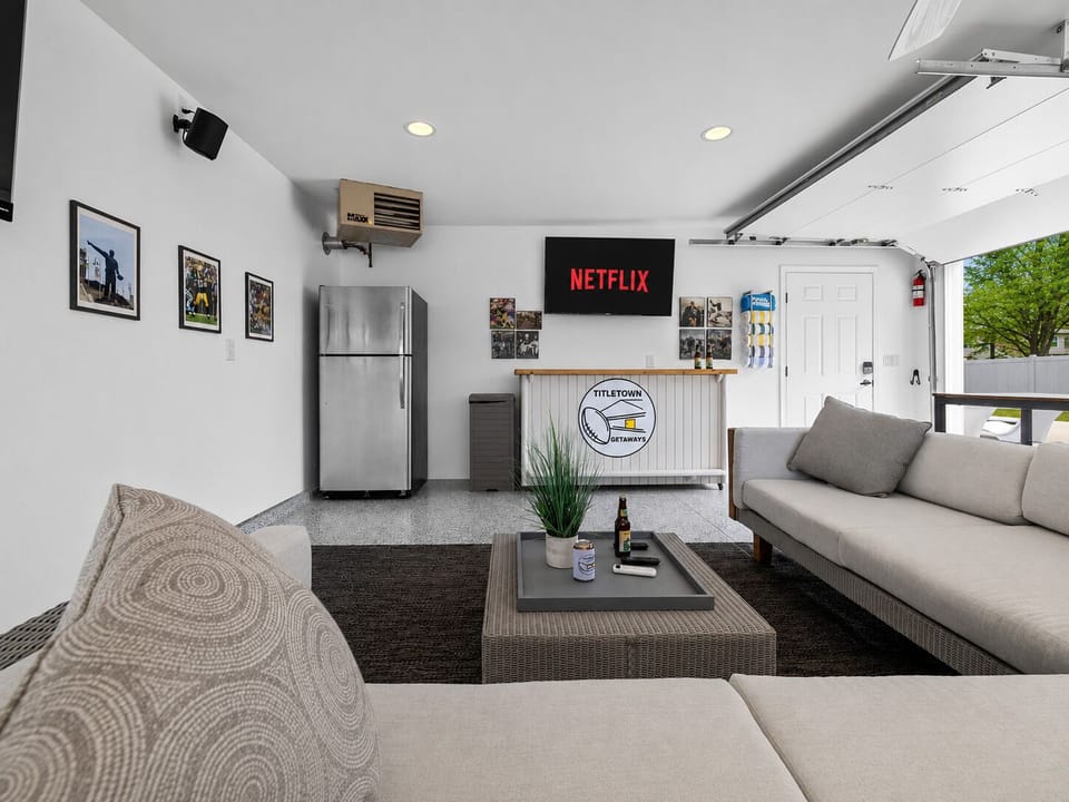 [Entertainment Room]
☞ Games: Cards, Dominos, Bean-bag Toss, Frisbee, Football, Saved by the Bell Board Game, Jazzminton