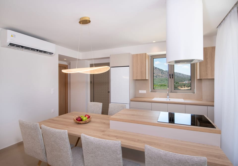 Another aspect of the amazing kitchen and dining area. 