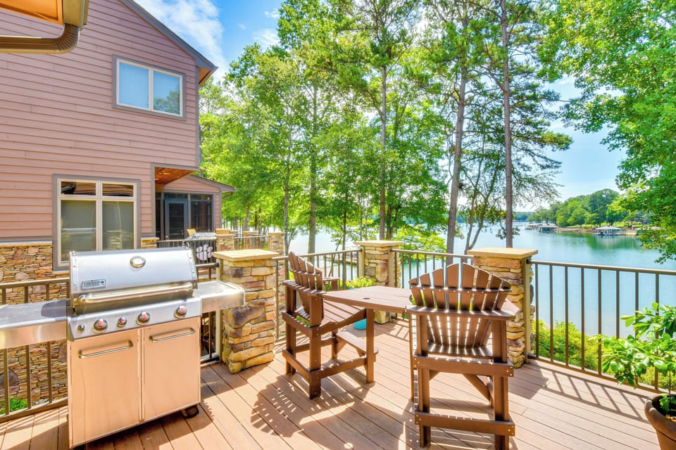 West Union Vacation Rental | 3BR | 4.5BA | 3,750 Sq Ft | 3 Steps to Enter