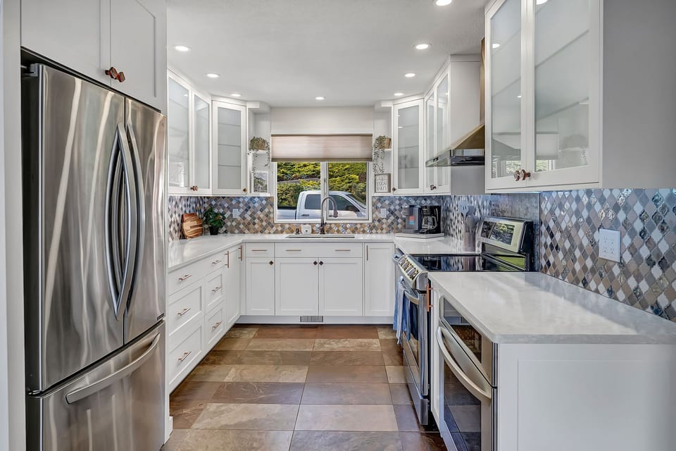 Cook, dine and entertain with easy in your full kitchen. 