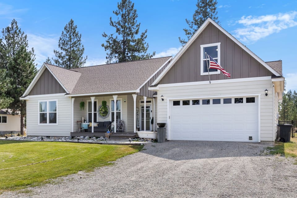 Spirit Lake Home- Zipline, Hot Tub, Walking trails and so much more! 