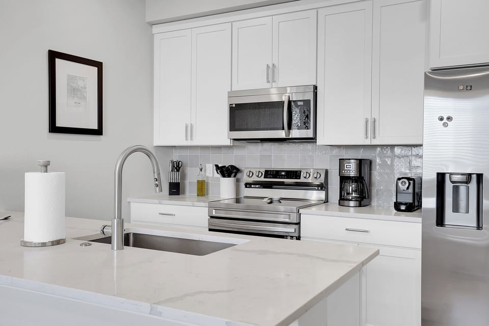Upgraded, stocked kitchen - coffee maker AND espresso machine