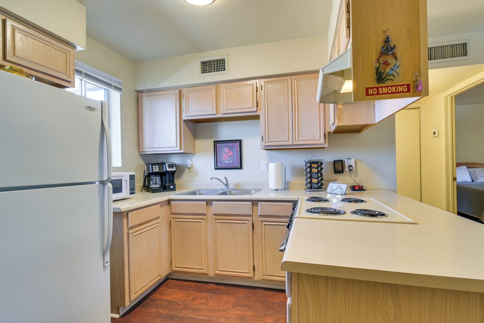 Kitchen | Central Air Conditioning/Heat | Free WiFi