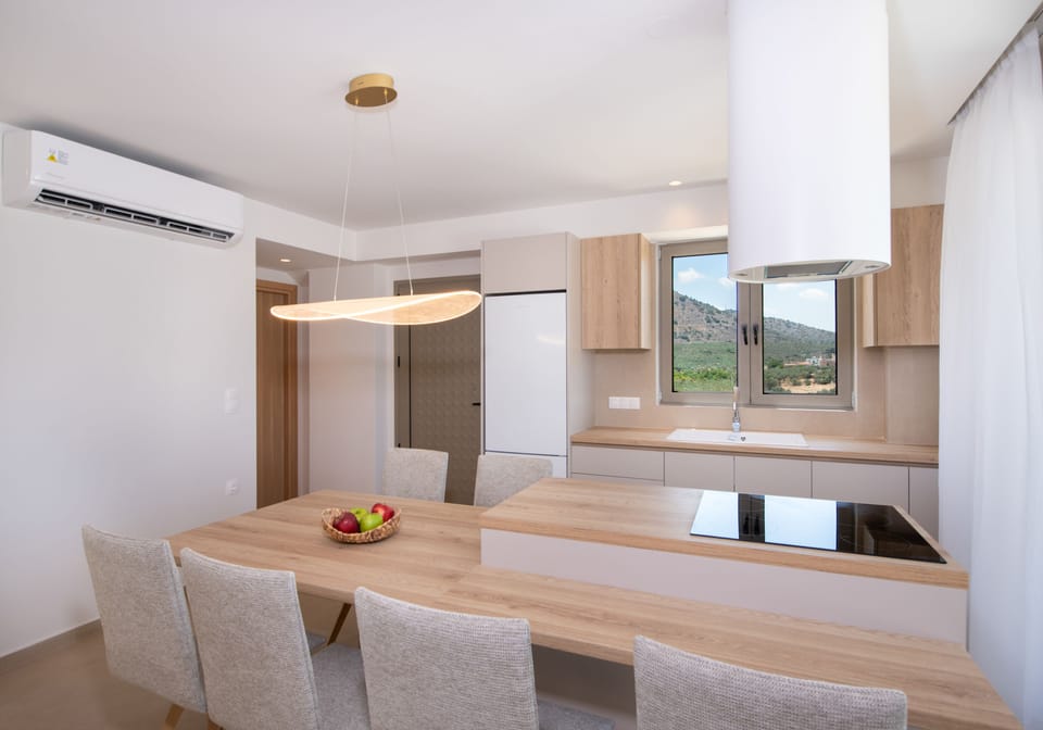 Another aspect of the amazing kitchen and dining area. 