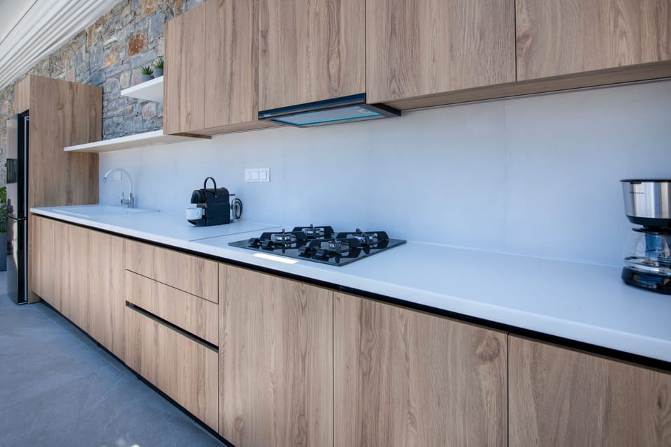 A dream outdoor kitchen, fully equipped.