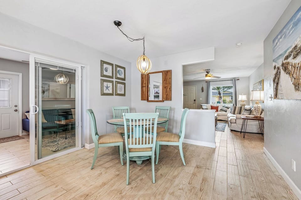 Dining room seating for 4