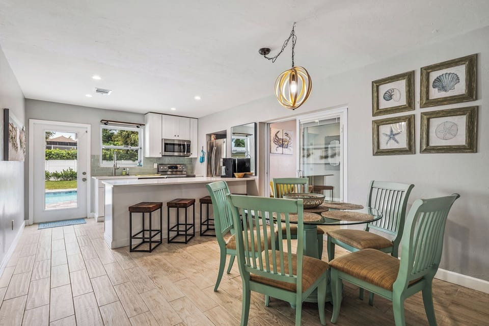 Dining area and Breakfast Bar Seating