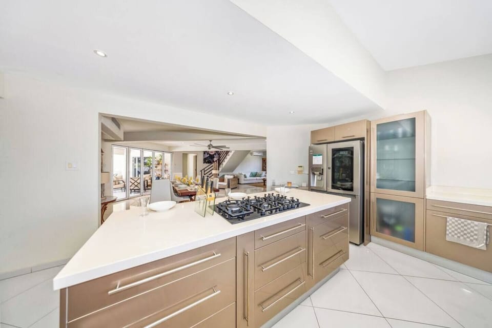 Island Seating for Four – Enjoy breakfast or a glass of wine at the kitchen island, with comfortable seating for four.
