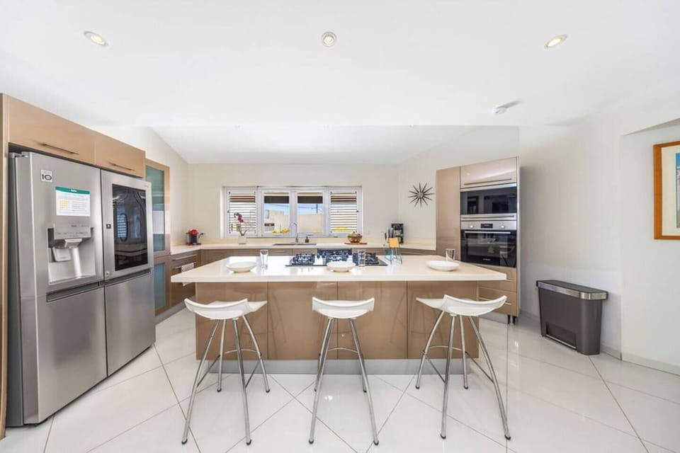 Gourmet Ready – The kitchen features modern amenities and a chic island, perfect for casual dining or a quick snack.
