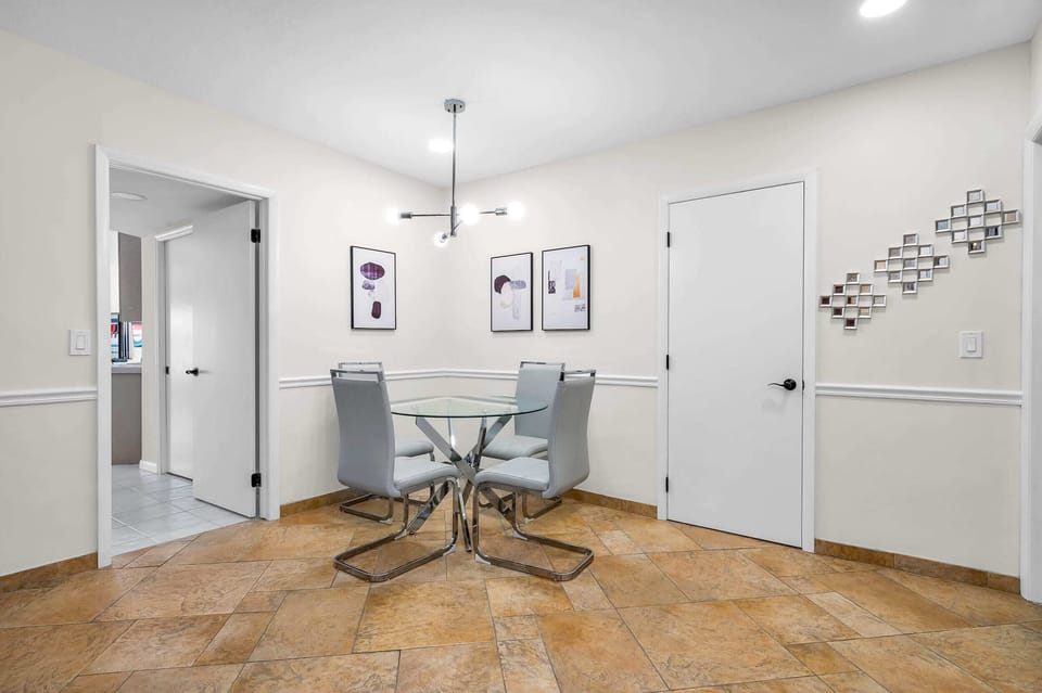 Small eat in kitchen area.