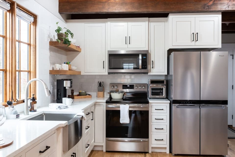 Full size kitchen and appliances