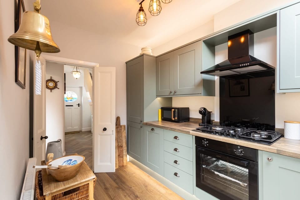 Arundel Cottage, Whitby - Host & Stay