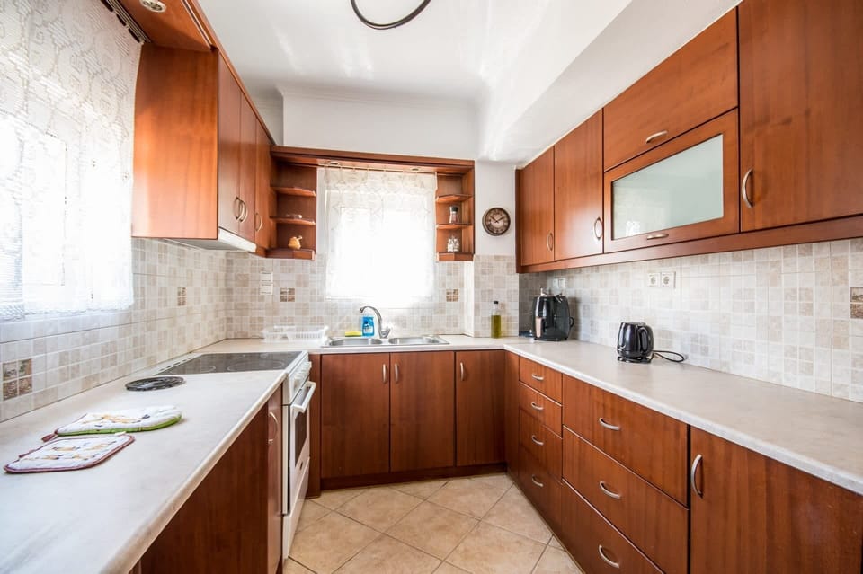 Fully Equipped Kitchen – Oven, Fridge, and Cabinets

