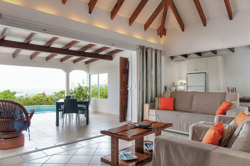 Air-conditioning room, HD-TV, french satellite and Dish Network, sonos surround system.