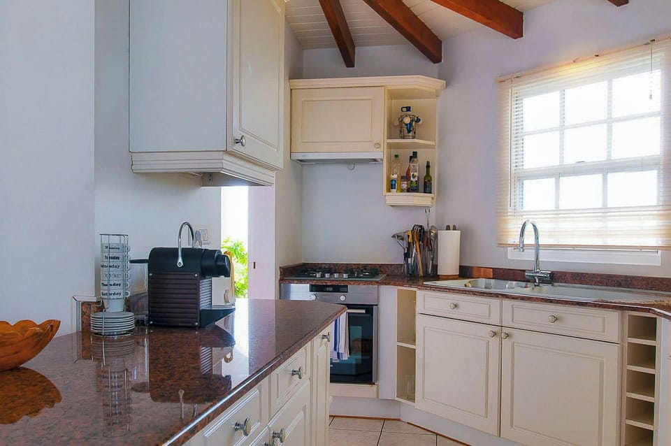 Air-conditioned and fully equipped with electric oven, gas stove, microwave, fridge and freezer, toaster, mixer, balance, electric fruit press, filter coffee maker, mixer, hood. Inside dining table in the great room. Dining table on the covered terrace. 