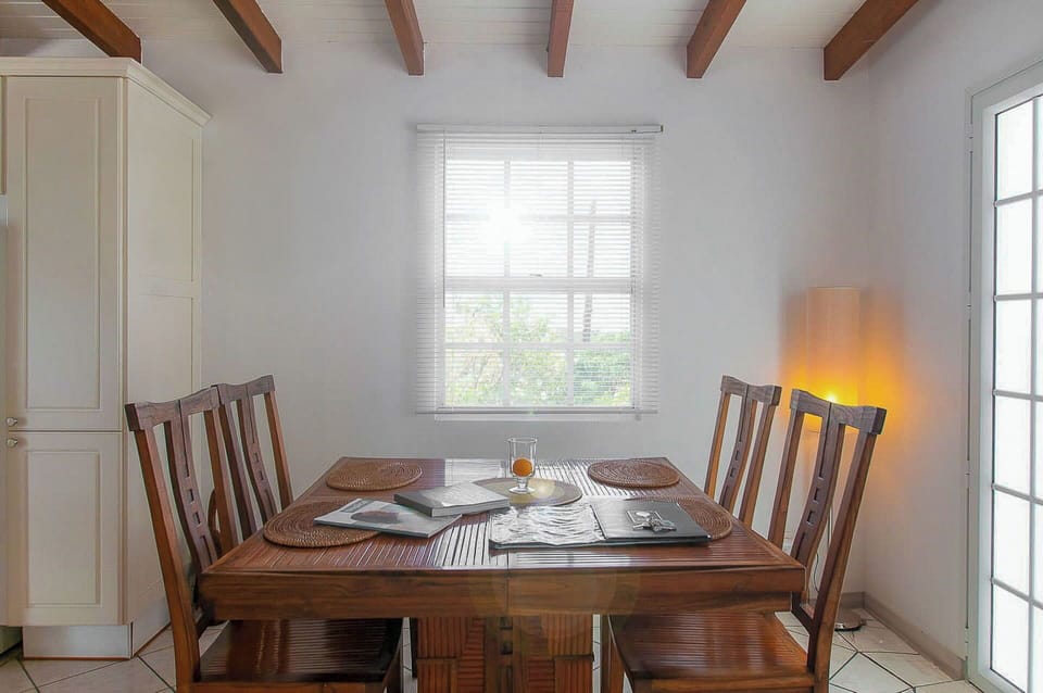 Air-conditioned and fully equipped with electric oven, gas stove, microwave, fridge and freezer, toaster, mixer, balance, electric fruit press, filter coffee maker, mixer, hood. Inside dining table in the great room. Dining table on the covered terrace. 