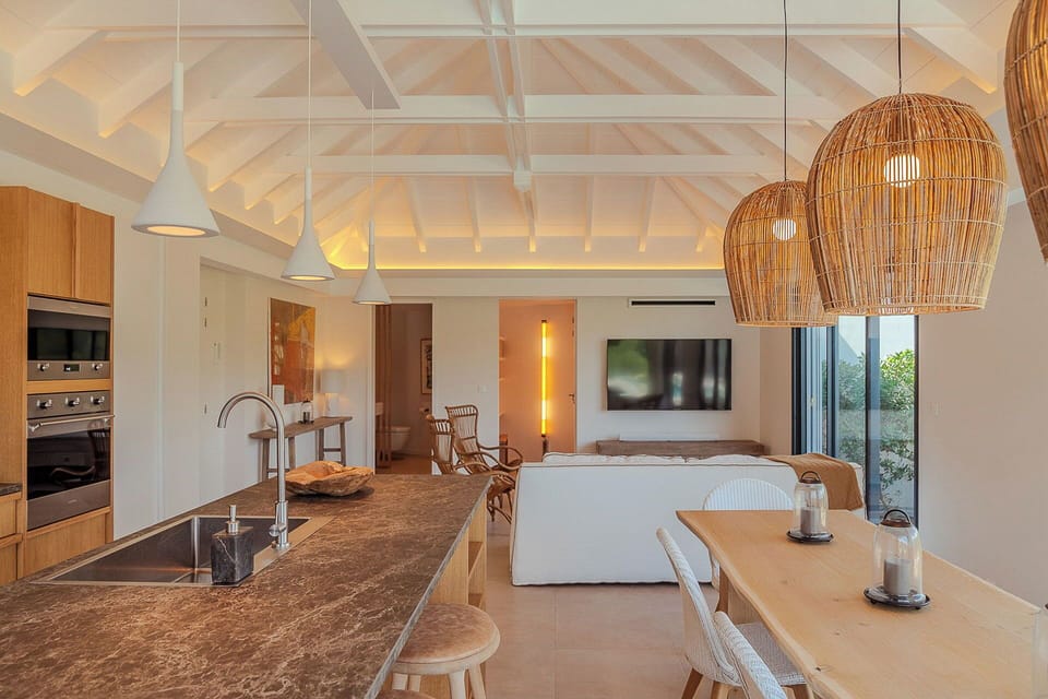 Fully equipped with bar, electric oven, gas stove, dishwasher, fridge and freezer, ice machine, microwave, toaster, filter coffee maker, and espresso coffee machine, blender, electric fruit press. Inside dining area for 6 guests. 