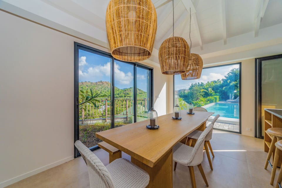 Fully equipped with bar, electric oven, gas stove, dishwasher, fridge and freezer, ice machine, microwave, toaster, filter coffee maker, and espresso coffee machine, blender, electric fruit press. Inside dining area for 6 guests. 