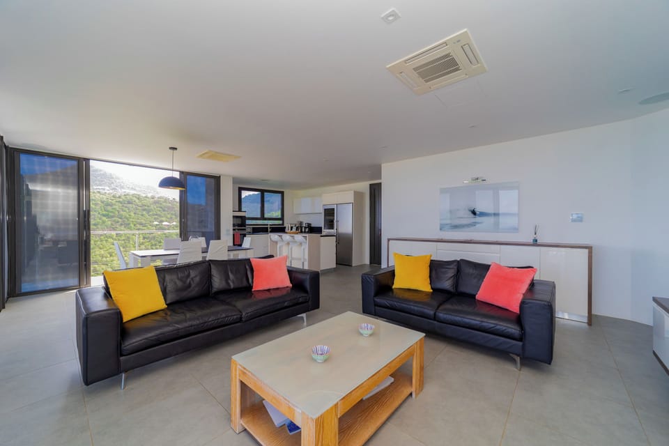 Lounge area opening onto the terrace. Air conditioning, ceiling Fan, Smart TV, Dish Network, Apple TV.