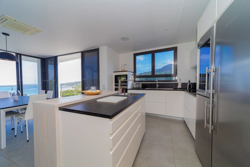 Fully equipped & air-conditioned kitchen. Electric oven, gas stove, microwave, refrigerator, mixer, centrifuge, freezer, dishwasher, Nespresso machine, blender, kettle, toaster, breakfast bar. Dining table for 6 people in the great living room. Outdoor di