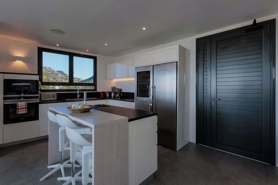 Fully equipped & air-conditioned kitchen. Electric oven, gas stove, microwave, refrigerator, mixer, centrifuge, freezer, dishwasher, Nespresso machine, blender, kettle, toaster, breakfast bar. Dining table for 6 people in the great living room. Outdoor di