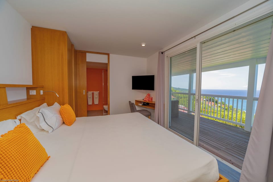 Located on an upper level, in a private cottage. King size bed, air conditioning, HD-TV, Apple TV, iPod connection, safe, large dressing room. En-suite bathroom, 2 wash basins, shower. The bedroom opens onto a private terrace with panoramic views. 