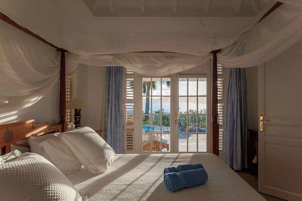 King size bed, mosquito screen, air conditioning, ceiling fan, HD-TV, Apple TV, safe, large dressing room. Ensuite bathroom, shower. Opens onto the terrace .