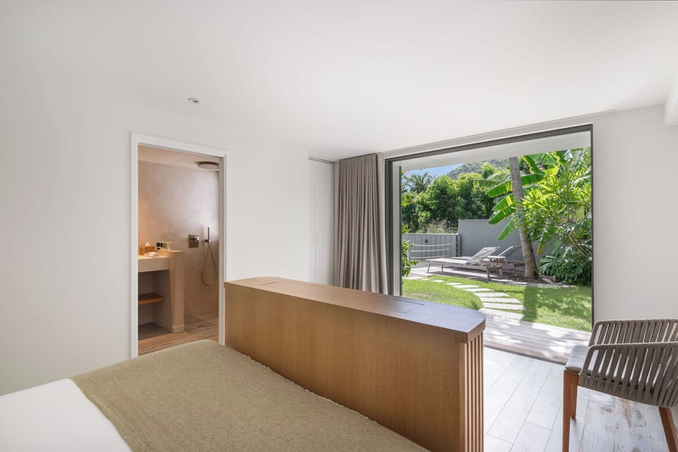 Located on the main level of a separate cottage on the back of the property. King size bed, air conditioning, HD-TV, Apple TV, safe, dressing room. Ensuite bathroom with indoor Italian shower. Opens onto the garden with direct access to the pool. 