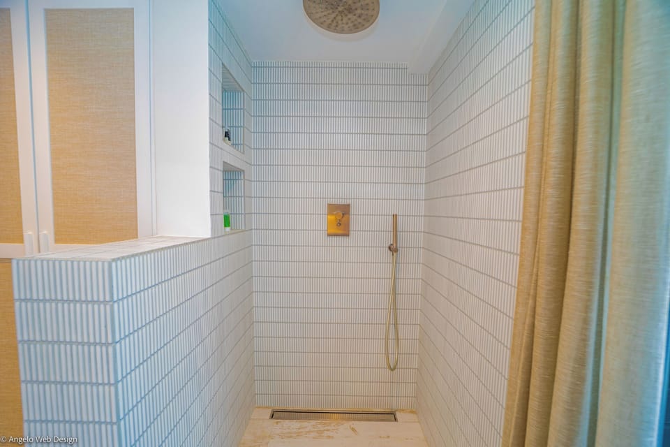Located on the upper level of the main building. A king size bed, air conditioning, HD-TV, Apple TV, safe, dressing room. Ensuite bathroom with indoor Italian shower. Opens on the front onto a terrace shared with bedroom 2 an the view over the sea. Anothe