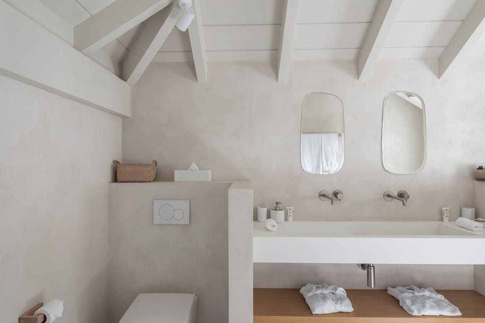 Located on the upper level of a separate cottage on the back of the property. Two single beds, air conditioning, HD-TV, Apple TV, safe, dressing room. Ensuite bathroom with indoor Italian shower. Opens onto a terrace with a view over the pool. 