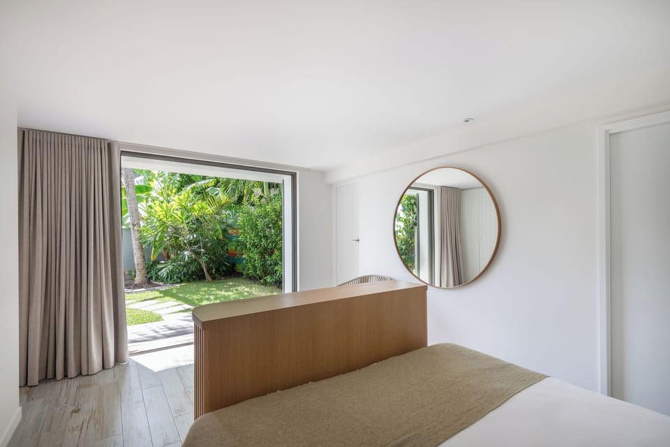 Located on the main level of a separate cottage on the back of the property. King size bed, air conditioning, HD-TV, Apple TV, safe, dressing room. Ensuite bathroom with indoor Italian shower. Opens onto the garden with direct access to the pool. 
