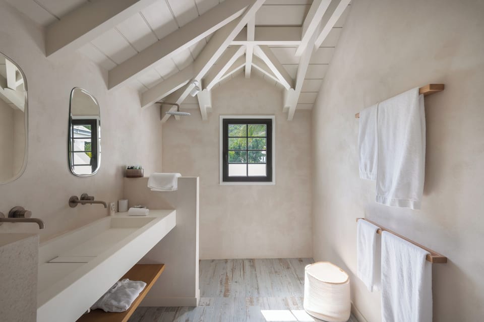 Located on the upper level of a separate cottage on the back of the property. Two single beds, air conditioning, HD-TV, Apple TV, safe, dressing room. Ensuite bathroom with indoor Italian shower. Opens onto a terrace with a view over the pool. 