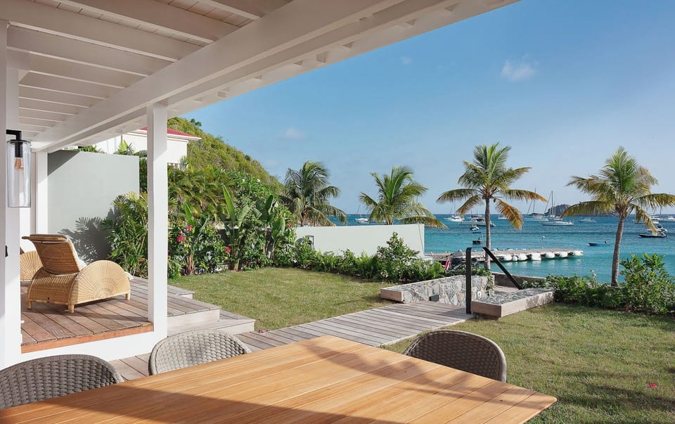 Fully equipped kitchen. Electric oven, gas stove, microwave, refrigerator, mixer, centrifuge, freezer, dishwasher, Nespresso machine, blender, kettle, toaster, breakfast bar with stools. Dining area on the back next to the kirchen. Dining table on the fro
